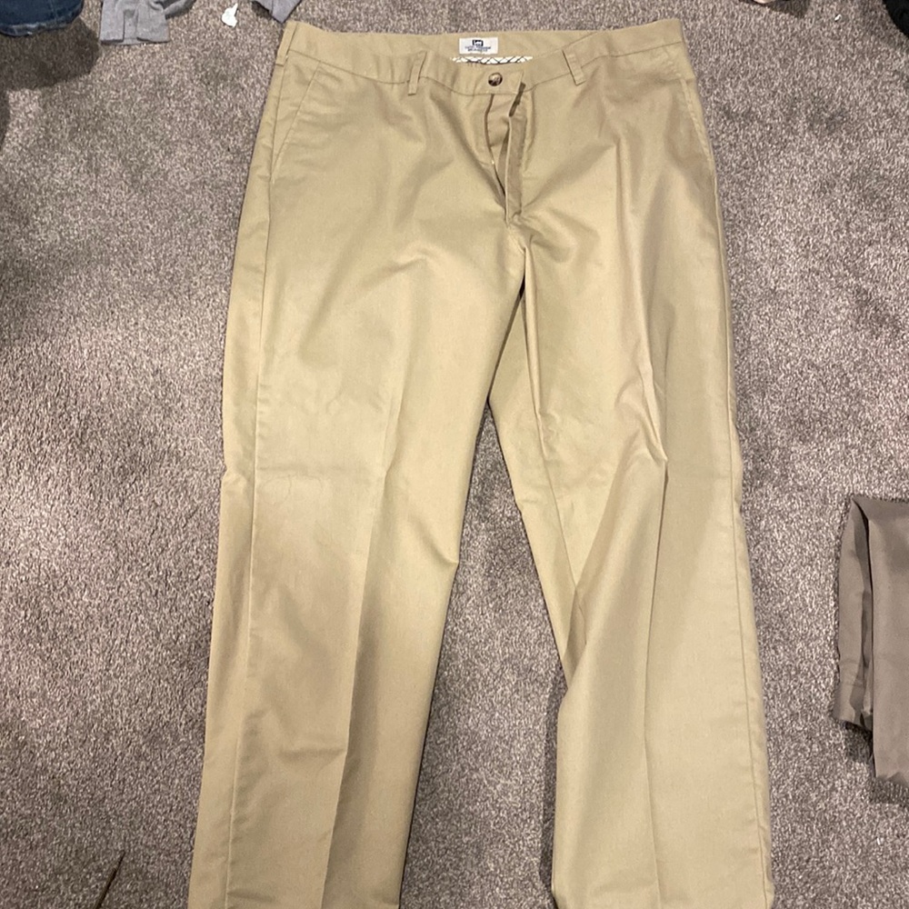 Lee relaxed fit mens 40x32 khaki slacks